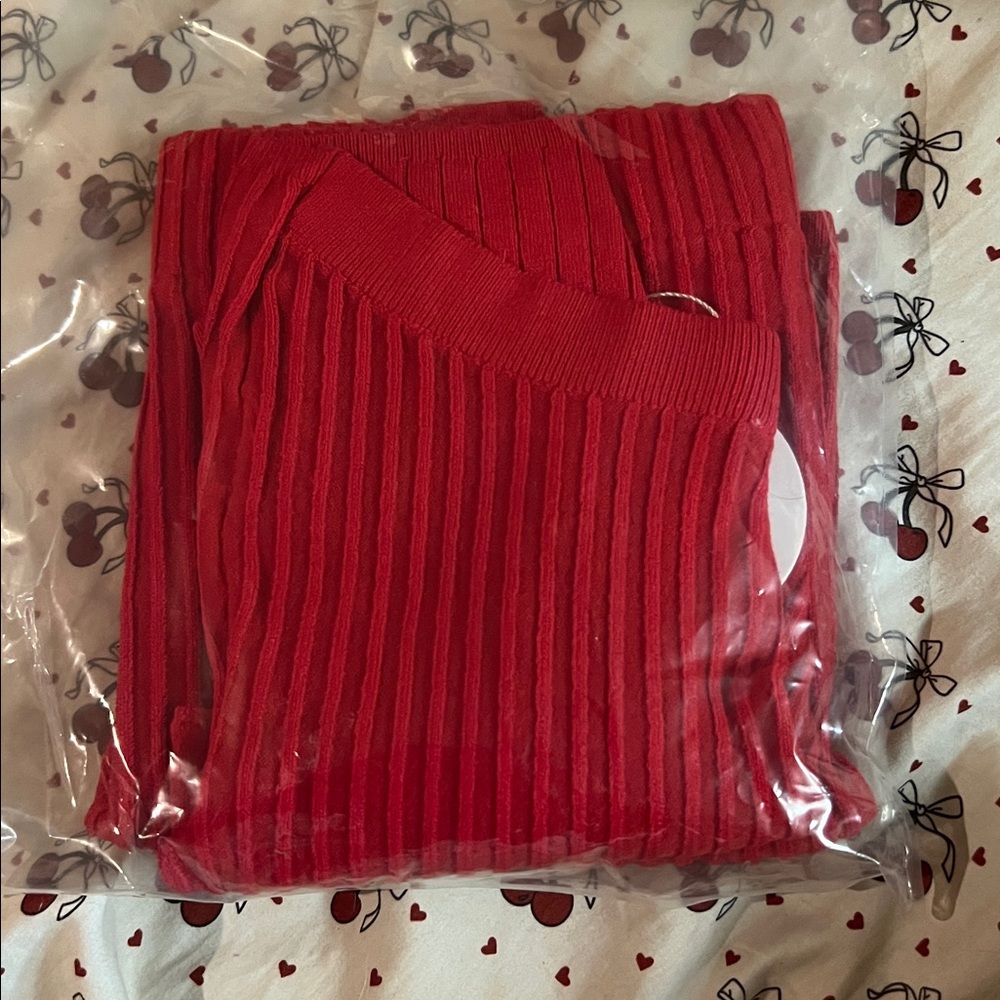 Elegant Red Strapless Ribbed two piece - Picture 2 of 2